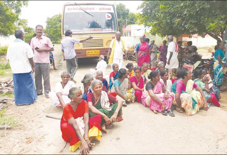 பள்ளி வளாகத்தில் தேங்கிய மழைநீரை அகற்ற கோரி பஸ்சை சிறைபிடித்து பெற்றோர் போராட்டம்