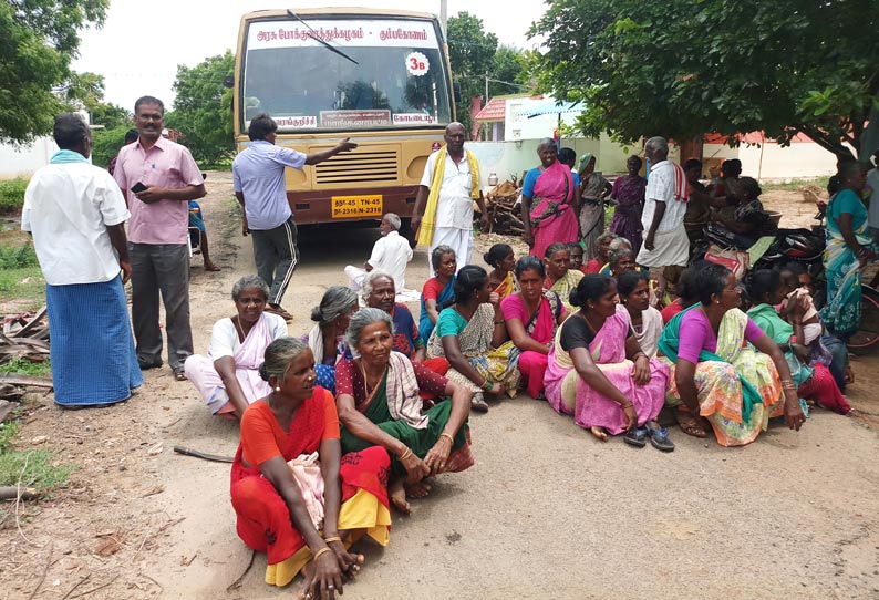 பள்ளி வளாகத்தில் தேங்கிய மழைநீரை அகற்ற கோரி பஸ்சை சிறைபிடித்து பெற்றோர் போராட்டம்