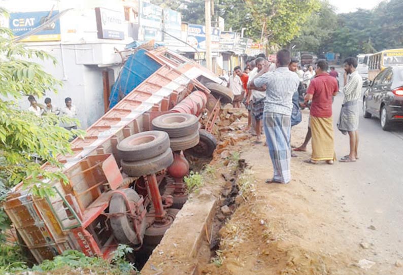 செங்கோட்டையில் ஆற்றுப்பாலத்தில் சிமெண்டு லாரி மோதி ஆற்றுக்குள் கவிழ்ந்தது போக்குவரத்து பாதிப்பு