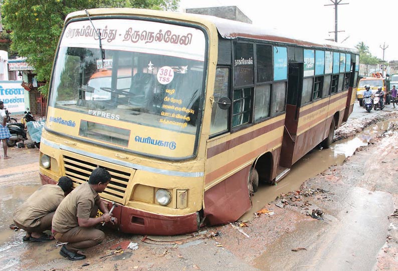 நாகர்கோவிலில் பலத்த மழை சாலைகளில் வெள்ளம்; பள்ளத்தில் பஸ் சிக்கியது