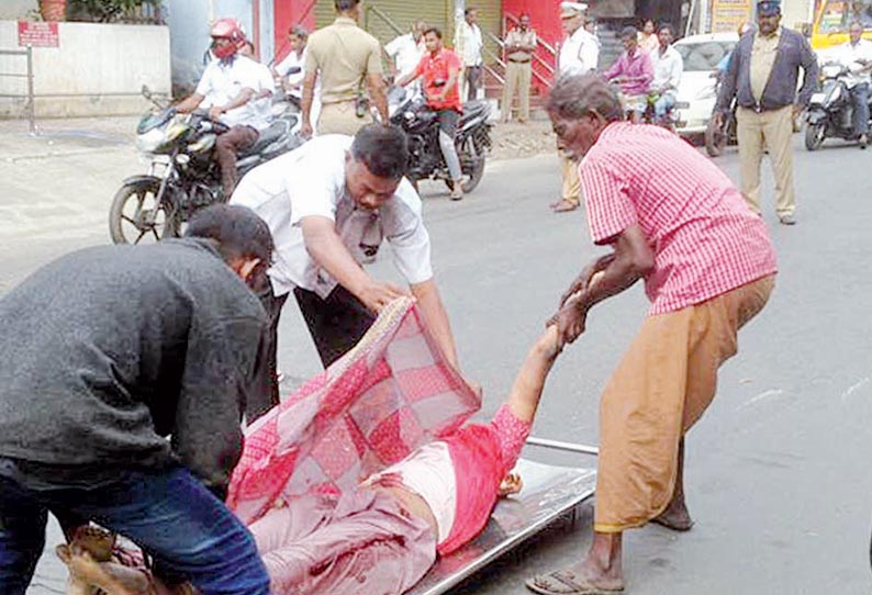 மோட்டார் சைக்கிள் மீது லாரி மோதி விபத்து: இளம்பெண் பலி; பெயிண்டர் படுகாயம்