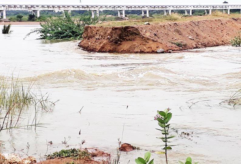 பண்ருட்டி கண்டரக்கோட்டை தென்பெண்ணையாற்றில் வெள்ளப்பெருக்கு தடுப்பணை உடைந்தது