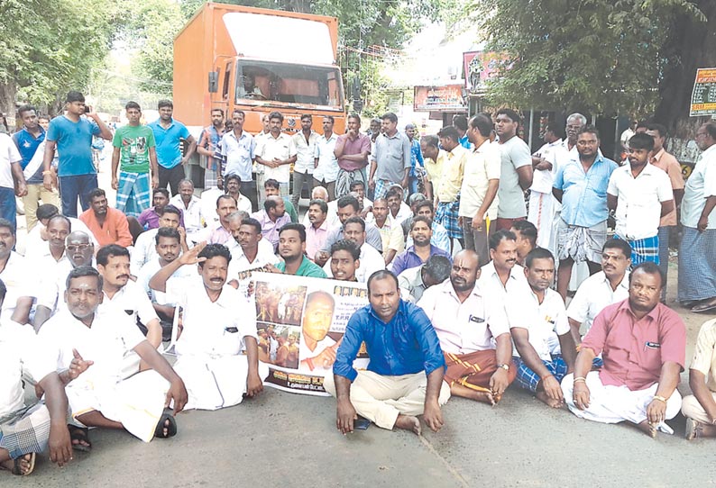 விவசாயிகள் மீது தடியடி நடத்தியதை கண்டித்து போலீஸ் நிலையத்தை, என்.ஆர்.காங்கிரசார் முற்றுகை