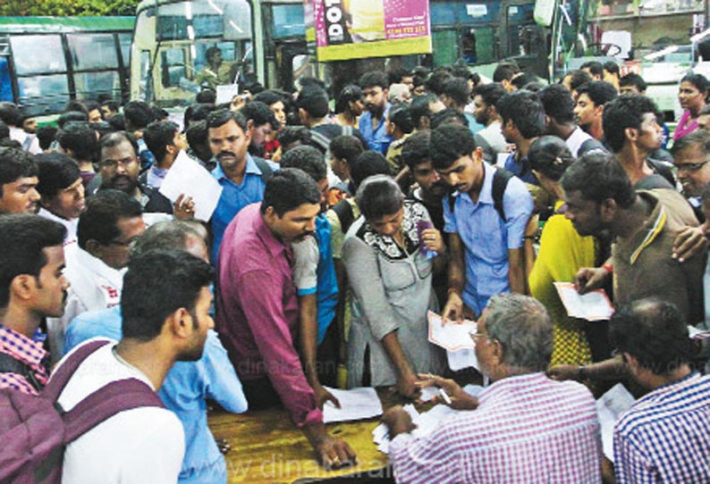 தீபாவளியை கொண்டாட சொந்த ஊருக்கு மக்கள் பயணம் ரெயில்கள்-பஸ்களில் கூட்டம் அலைமோதியது