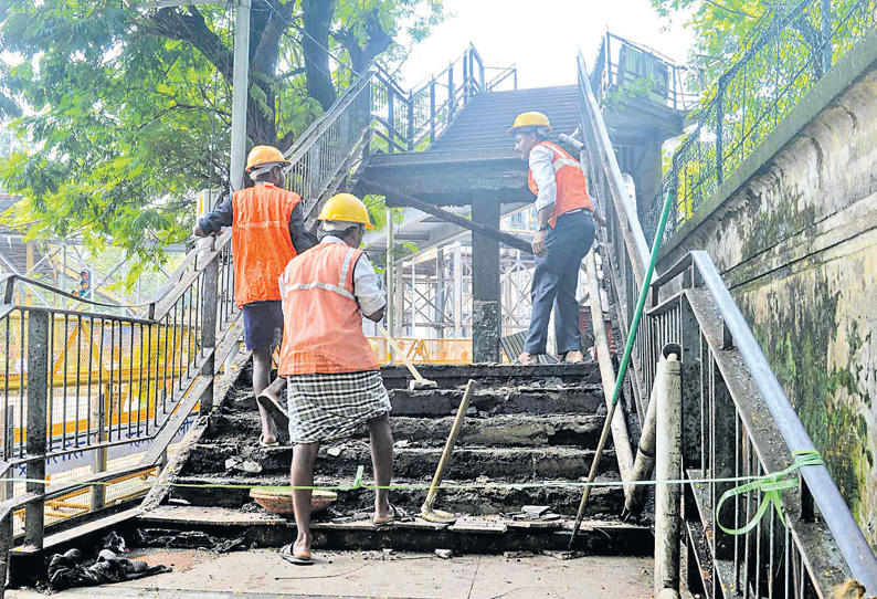 சர்னிரோடு ரெயில் நிலையத்தில் நடைமேம்பாலம் இடிந்து விழுந்ததால் பரபரப்பு முதியவர் காயம்