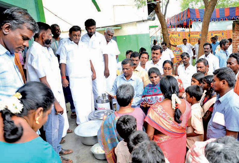 அரசு பள்ளியில் மாணவர்கள் குடிக்கும் நீரில் டெங்கு புழுக்கள்