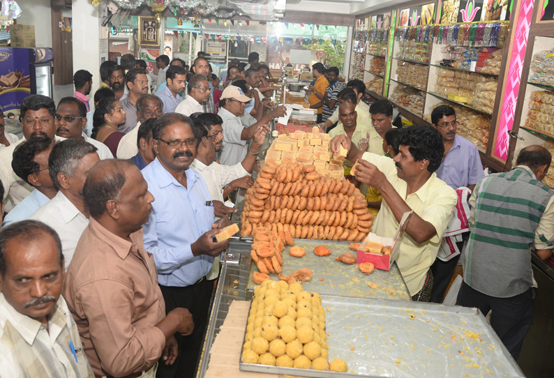 தீபாவளி பண்டிகையையொட்டி இனிப்பு கடைகளில் அதிகாரிகள் ஆய்வு