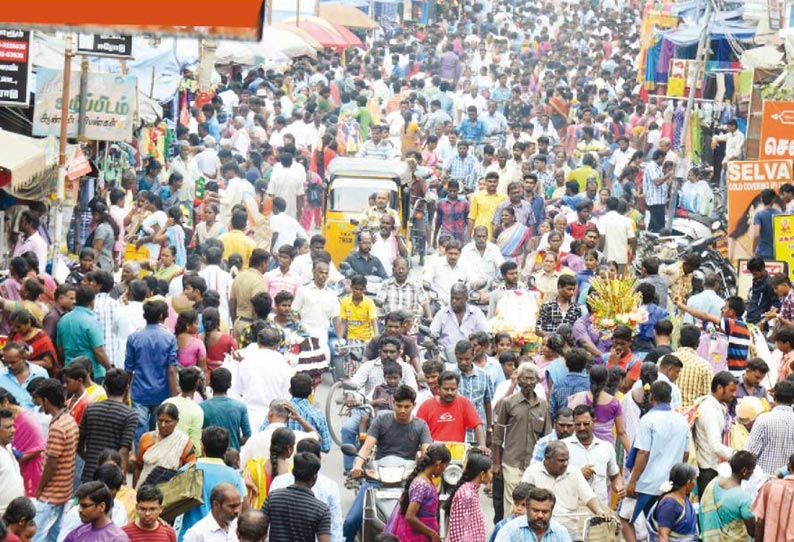 கடைவீதியில் ஜவுளிகள் வாங்க அலைமோதிய பொதுமக்கள் கூட்டம் போக்குவரத்து ஸ்தம்பித்தது