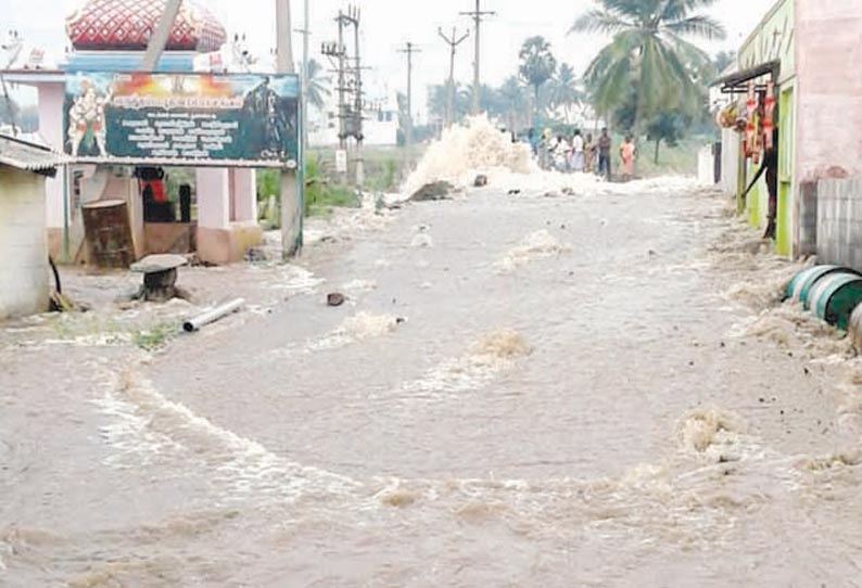 பூலாம்பட்டியில் ராட்சத குடிநீர் குழாய் உடைந்து வீடுகளுக்குள் தண்ணீர் புகுந்தது