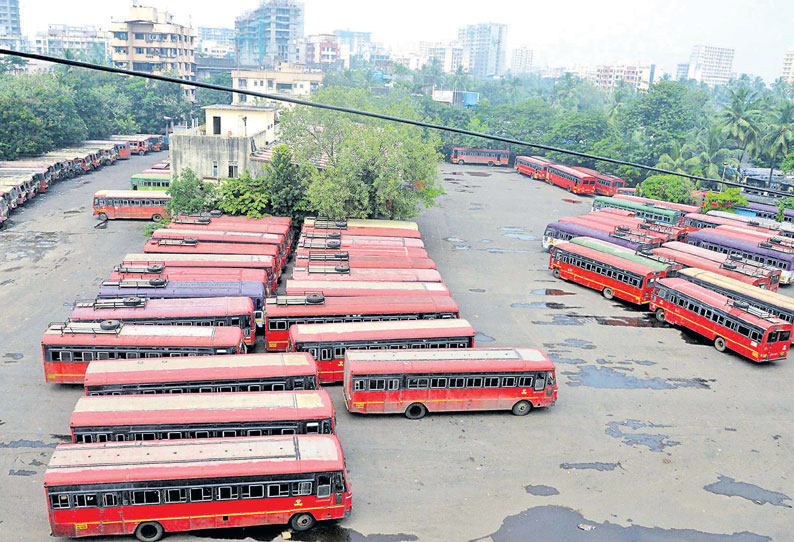 மராட்டியத்தில் போக்குவரத்து ஊழியர்கள் காலவரையற்ற வேலை நிறுத்தம்  அரசுடன் நடந்த பேச்சுவார்த்தை தோல்வி