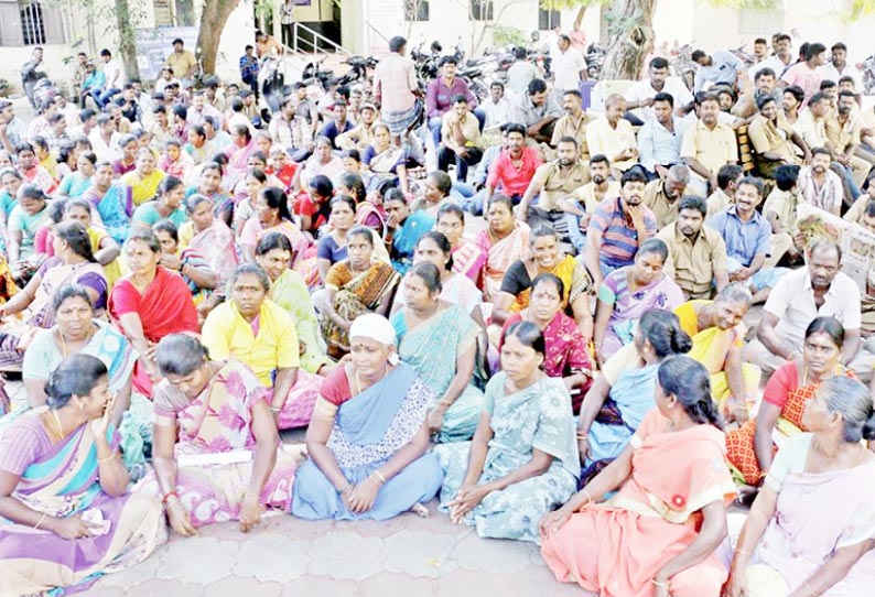 ஒப்பந்த பணியாளர்கள் கோவை மாநகராட்சி அலுவலகத்தை முற்றுகையிட்டு போராட்டம்