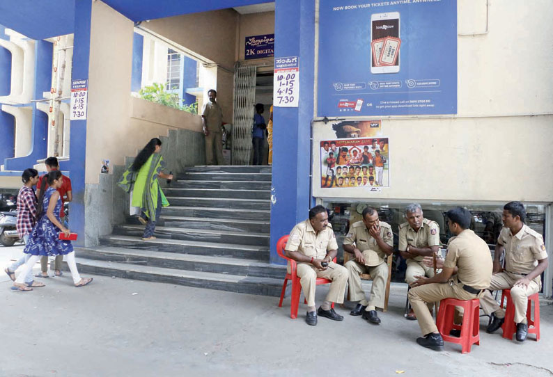 கர்நாடகாவில் உள்ள தியேட்டர்களில் ‘மெர்சல்’ படத்தை எதிர்த்து கன்னட அமைப்பினர் போராட்டம்