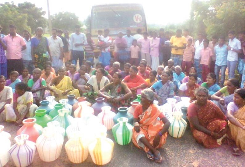 குடிநீர் கேட்டு காலி குடங்களுடன் பொதுமக்கள் சாலை மறியல்