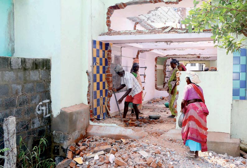 சேலம் பச்சப்பட்டியில் ராஜவாய்க்காலை ஆக்கிரமித்து கட்டிய 100 வீடுகள் இடிப்பு