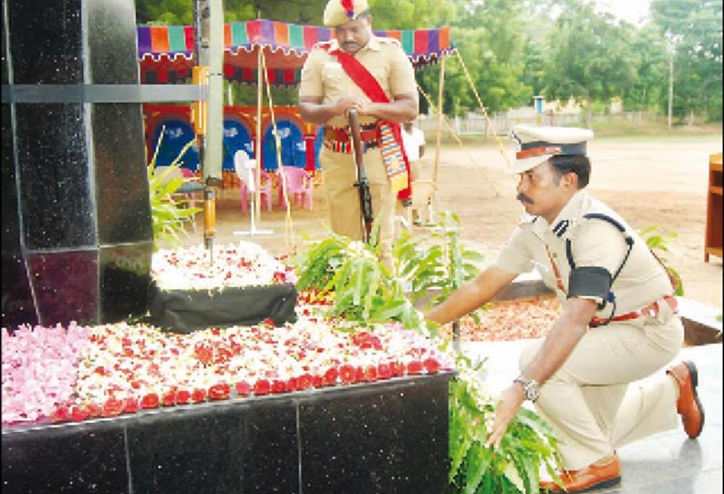 உயிர்நீத்த போலீசாருக்கு வீரவணக்கம் செலுத்தும் நிகழ்ச்சி டி.ஐ.ஜி.- போலீஸ் சூப்பிரண்டு பங்கேற்பு