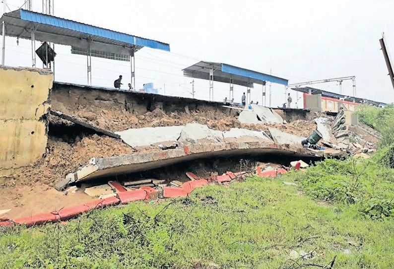 ஆவடி அருகே இந்து கல்லூரி ரெயில் நிலைய தடுப்பு சுவர் இடிந்து விழுந்தது அதிகாலையில் நடந்ததால் அசம்பாவிதம் தவிர்ப்பு