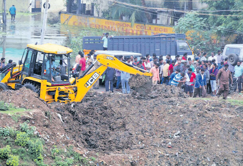 கொரட்டூர் ஏரிக்கரையை உடைத்து மழைநீரை திருப்பி விட்ட அதிகாரிகள் எதிர்ப்பு தெரிவித்து சமூக ஆர்வலர்கள் முற்றுகை