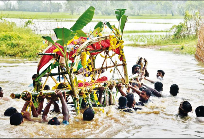 பாலம் இல்லாததால் வாய்க்காலில் இறங்கி மூதாட்டி உடலை மயானத்துக்கு எடுத்து சென்ற பரிதாபம்