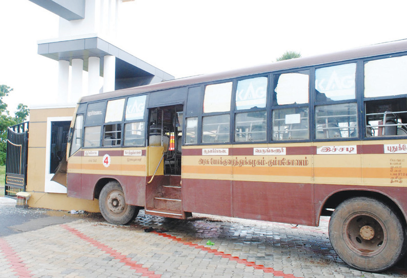 புதுக்கோட்டை அரசு மருத்துவமனை நுழைவுவாயில் மீது டவுன் பஸ் மோதல்; 22 பயணிகள் காயம்