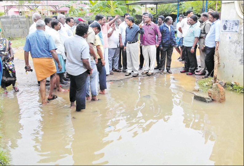 மழைநீருடன் கழிவுநீர் கலந்து செல்வதால் பொதுமக்கள் அவதி