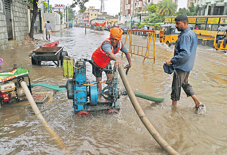 அச்சரப்பாக்கத்தில் குடியிருப்பு பகுதிகளில் தேங்கிய மழை நீர் வெளியேற்றம்