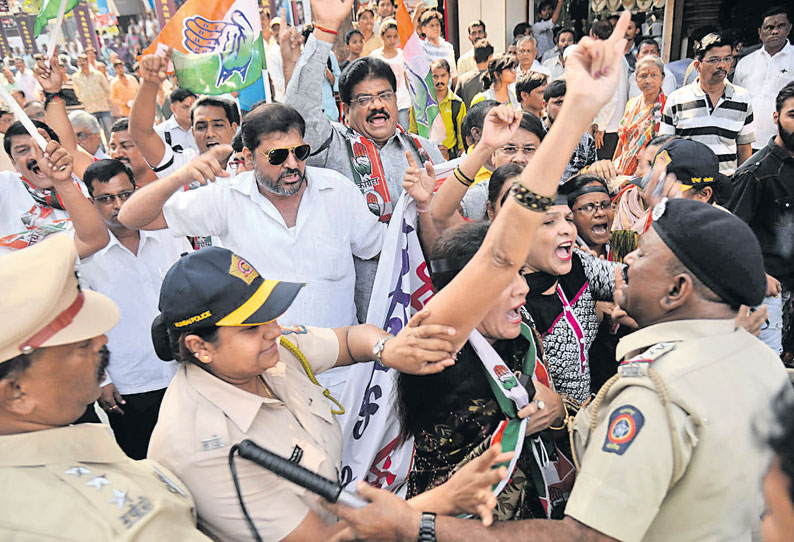 நடைபாதை வியாபாரிகளுக்கு ஆதரவாக நடந்த ஆர்ப்பாட்டத்தில் காங்கிரசார்– நவநிர்மாண் சேனாவினர் மோதல்