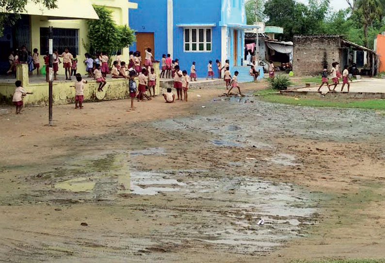 பள்ளியின் முன்பு மழைநீர் தேங்குவதால் சுகாதார சீர்கேடு