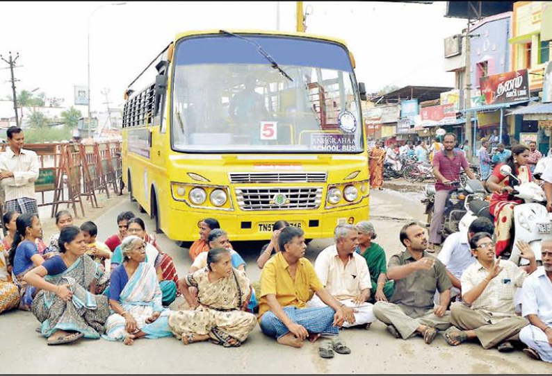 மழைக்காலத்தில் வீடுகளுக்குள் கழிவுநீர் புகுவதால் சாக்கடை கால்வாய் வசதி கேட்டு பொதுமக்கள் மறியல்