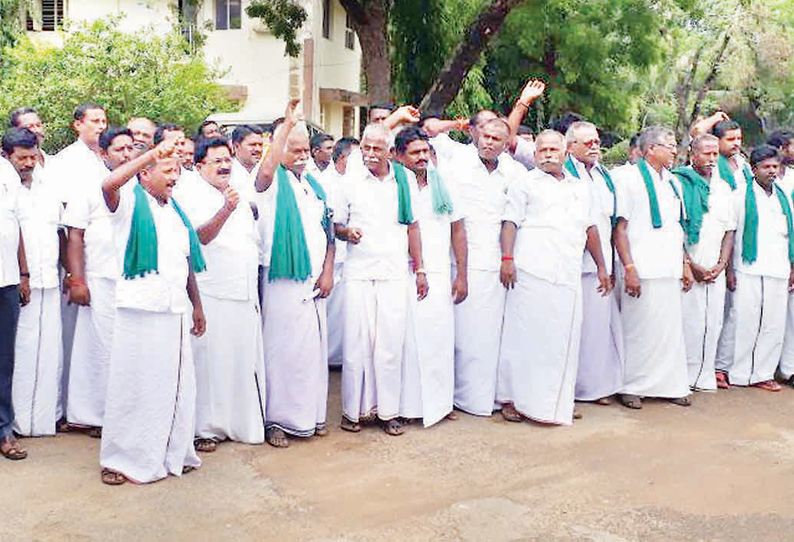 குருங்குளம் அறிஞர் அண்ணா சர்க்கரை ஆலை வளாகத்தில் கரும்பு விவசாயிகள் ஆர்ப்பாட்டம்