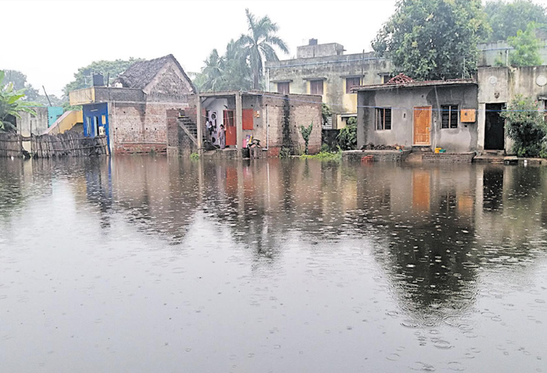 பலத்தமழையால் ஆதனூர், மாங்காடு பகுதி வீடுகளில் வெள்ளம் புகுந்தது