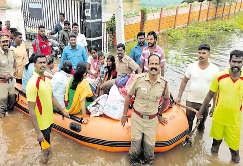 செங்குன்றம் அருகே குடியிருப்பு பகுதிகளில் மழைநீர் புகுந்தது; படகுகள் மூலம் பொதுமக்கள் மீட்பு