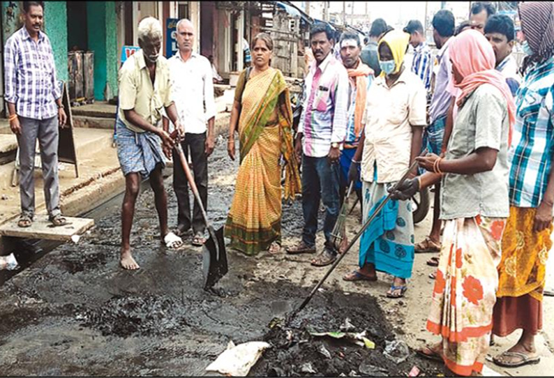 தூர்வாரி வெளியே எடுத்துபோடப்பட்ட கால்வாய் கழிவுகள் அகற்றப்படாததால் வியாபாரிகள் பாதிப்பு