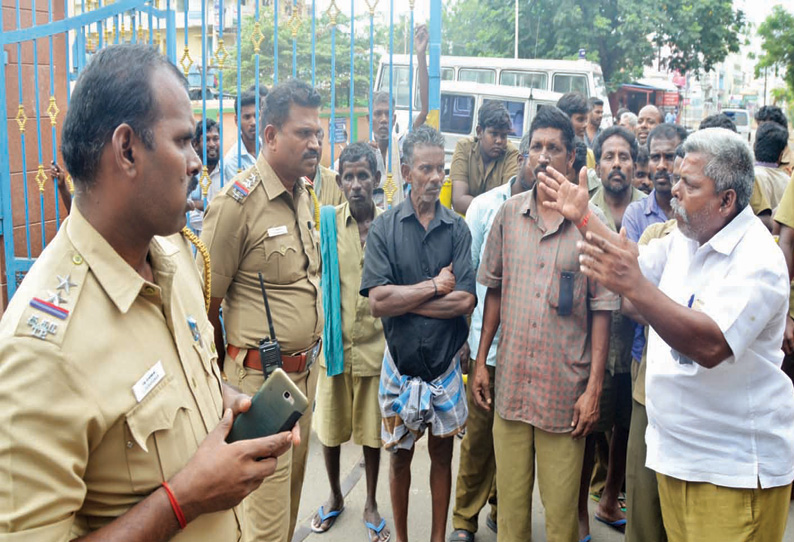 ஈரோடு அரசு ஆஸ்பத்திரியில் துப்புரவு தொழிலாளியின் உடல் பிரேத பரிசோதனை செய்வதில் தாமதம் சக ஊழியர்கள் சாலை மறியலில் ஈடுபட முயற்சி