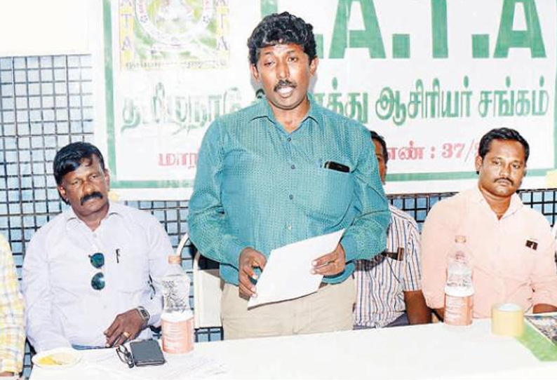 தொடக்க கல்வி இயக்குனரகத்தை முற்றுகையிட்டு இடைநிலை ஆசிரியர் சான்றிதழ் நகல் எரிக்கும் போராட்டம்