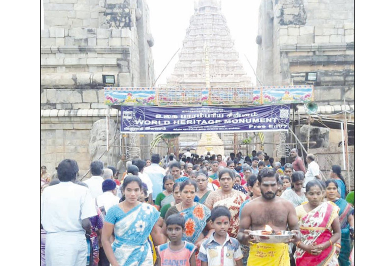 கங்கை கொண்ட சோழபுரம் பிரகதீஸ்வரர் கோவிலில் பக்தர்கள் பவுர்ணமி கிரிவலம்