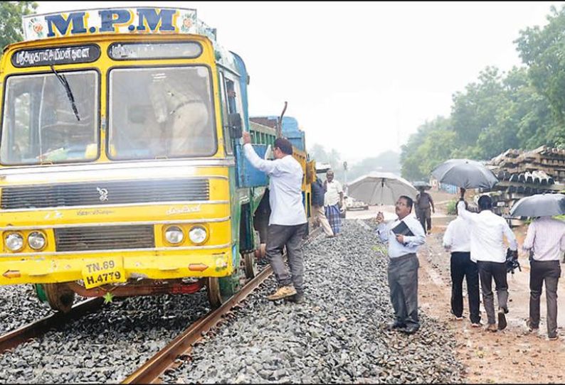 கொட்டும் மழையில் தஞ்சை- திருச்சி இரட்டை ரெயில்பாதை பணிகளை அதிகாரிகள் ஆய்வு