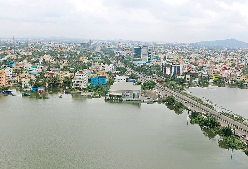 உடையும் அபாயம்: பள்ளிக்கரணை நாராயணபுரம் ஏரியின் உபரிநீர் வெளியேற்றம்