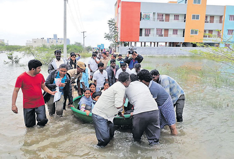 குடியிருப்பை வெள்ளம் சூழ்ந்தது: 2 கர்ப்பிணி பெண்கள் பரிசல் மூலம் மீட்பு