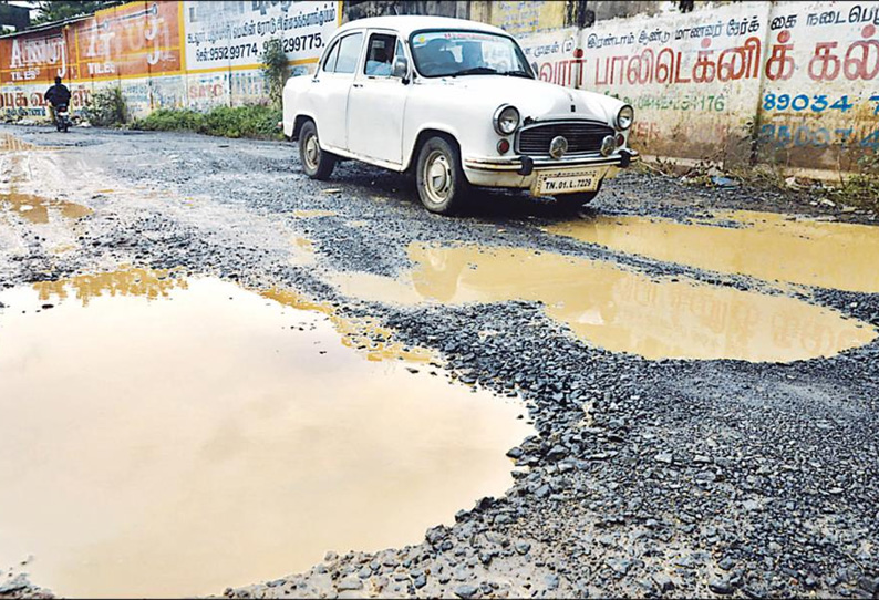 தொடர் மழையால் 60 கி.மீ. சாலைகள் சேதம் அதிகாரி தகவல்