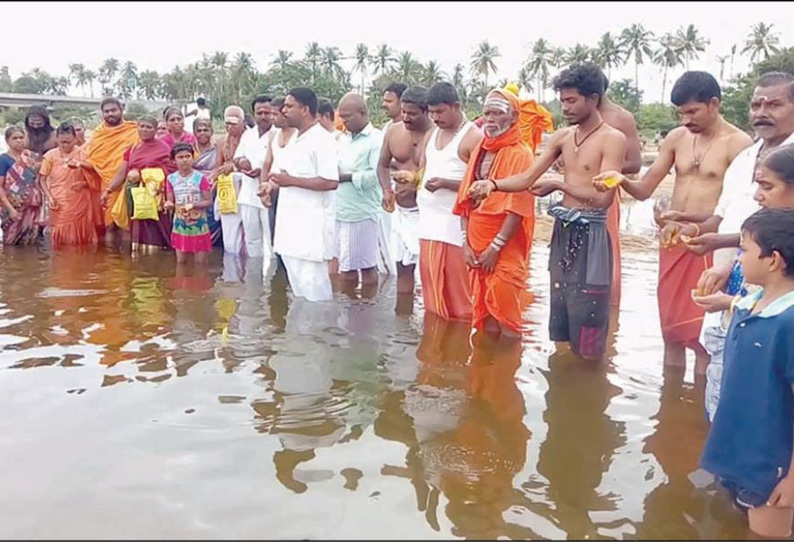 பரமத்தி வேலூரில் காவிரி அன்னைக்கு சிறப்பு பூஜை மலர்கள் தூவி வழிபாடு