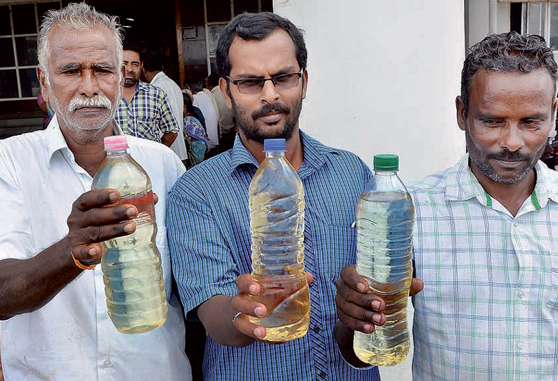 ஆழ்குழாய், கிணறுகளில் சாயக்கழிவுநீர் கலப்பதாக கூறி கழிவு நீர் பாட்டில்களுடன் மனு கொடுக்க வந்த விவசாயிகள்