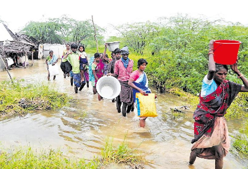 மழைநீர் சூழ்ந்ததால் வீடுகளை விட்டு வெளியேறும் பொதுமக்கள்