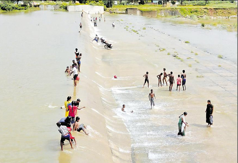 பலத்த மழையால் ஊத்துக்கோட்டை தடுப்பணை நிரம்பி உபரிநீர் வெளியேறுகிறது