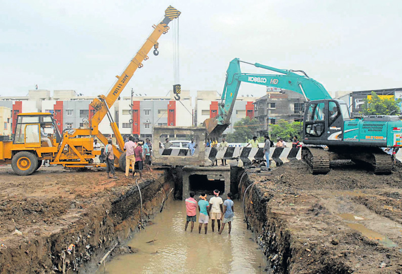 ஆதனூர், வரதராஜபுரம் பகுதியில் அடையாறு ஆற்றின் கால்வாயில் உள்ள ஆக்கிரமிப்புகள் அகற்றம்