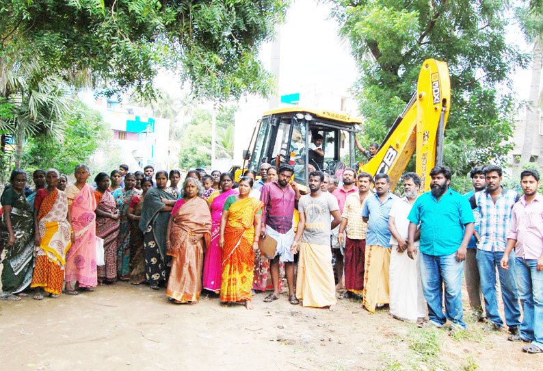 உரம் தயாரிக்கும் மையம் அமைக்க எதிர்ப்பு பொக்லைன் எந்திரத்தை சிறைபிடித்து பொதுமக்கள் போராட்டம்