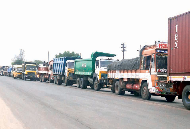 டீசல் இல்லாமல் நின்ற லாரியால் தூத்துக்குடி–திருச்செந்தூர்  இடையே போக்குவரத்து பாதிப்பு