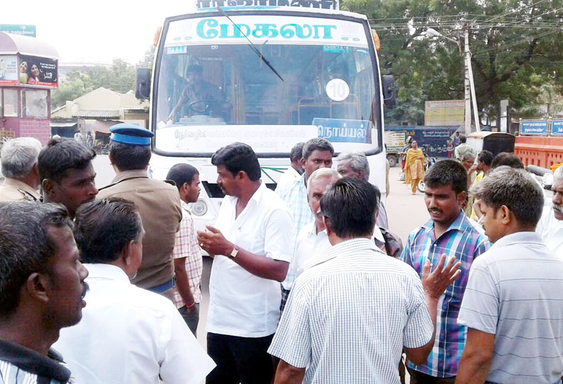 மோட்டார் சைக்கிள் மீது மோதி விட்டு நிற்காமல் சென்ற தனியார் பஸ் சிறைபிடிப்பு