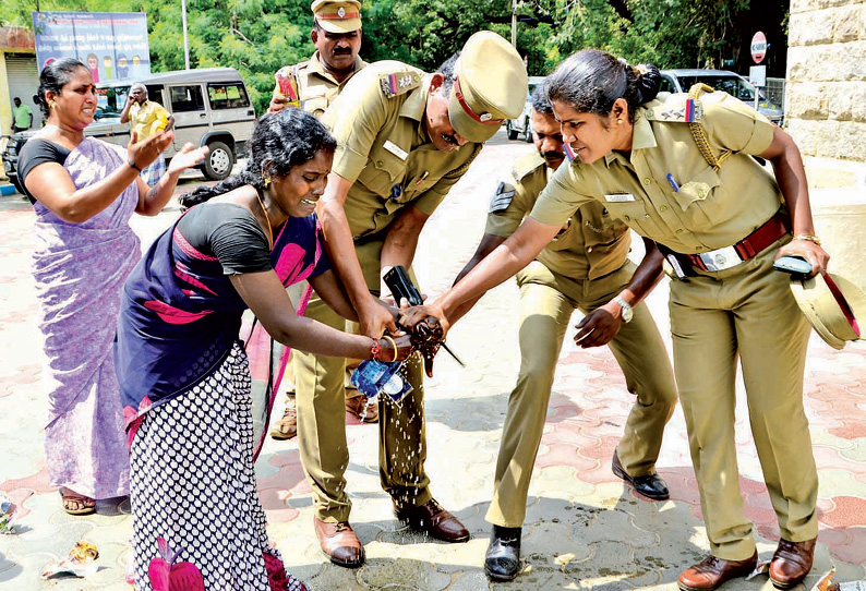 மதுரை கலெக்டர் அலுவலகத்தில் கொலை மிரட்டல் விடுத்ததால் பெண் தீக்குளிக்க முயற்சி