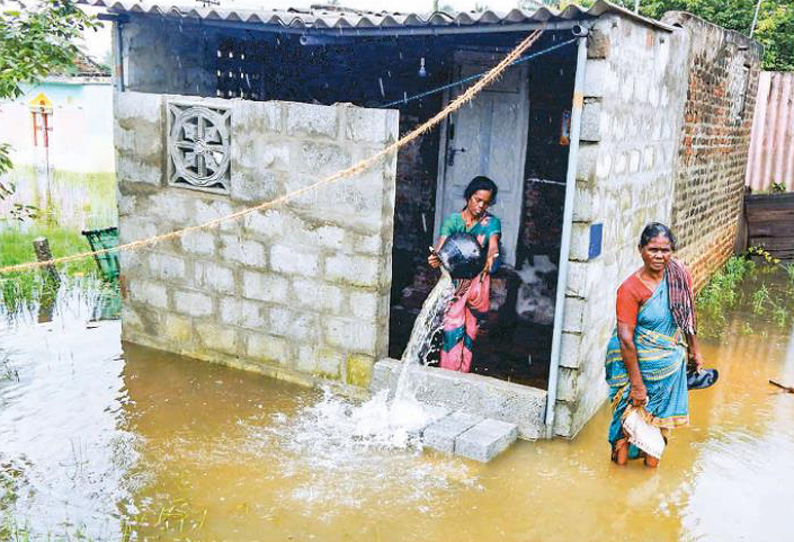 பலத்த மழையால் வீடுகளுக்குள் மழைநீர் புகுந்தது