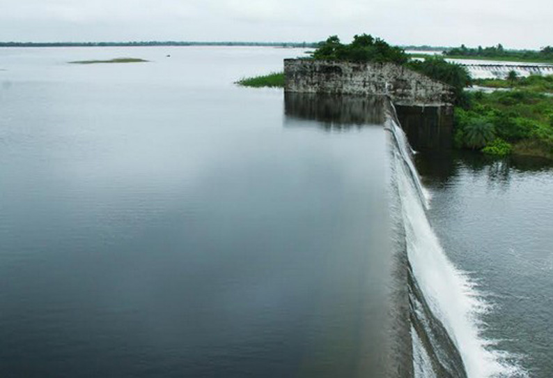 மதுராந்தகம் ஏரி முழுகொள்ளளவை எட்டியது உபரிநீர் வெளியேறுகிறது